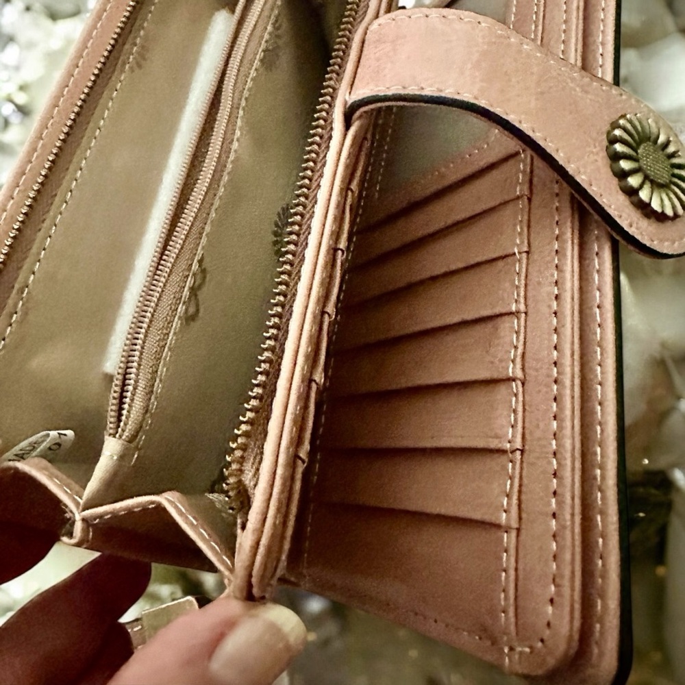 AMAZONS ESSENTIALS BIG WALLET/Wristlet in mauve with huge organization! - Picture 3 of 10